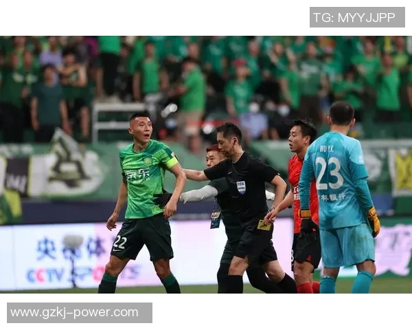 苏醒足球明星照片展现运动员风采与激情的完美瞬间