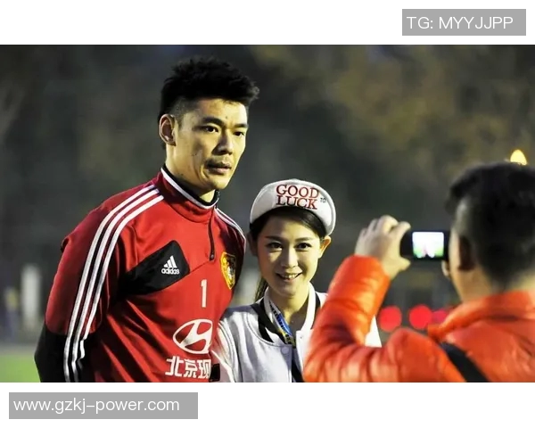 足球明星与中国女友的浪漫故事揭秘及背后情感分析