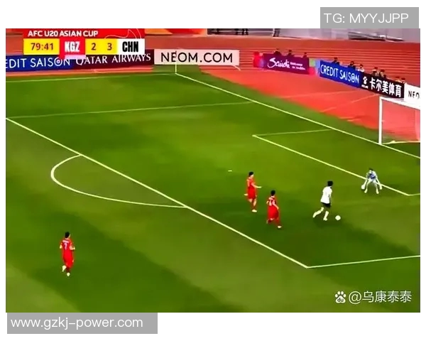 足球明星扔刀视频引发热议网友纷纷评论其行为是否合适